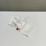 ΜΑΡΤΥΡΙΚΑ ΚΟΡΙΤΣΙ ΜΕ ΧΡΥΣΟ ΤΡΥΠΗΤΟ ΣΤΑΥΡΟ