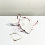 ΜΑΡΤΥΡΙΚΑ ΚΟΡΙΤΣΙ ΜΕ ΧΡΥΣΟ ΣΤΑΥΡΟ